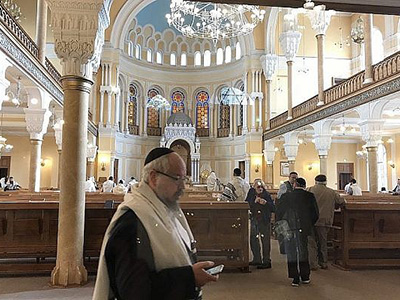 4 IMG 4116 choral synagogue inside morning prayer 1024x640 640x400